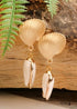 Pendientes bohemios colgantes de concha natural y cauri en oro blanco.